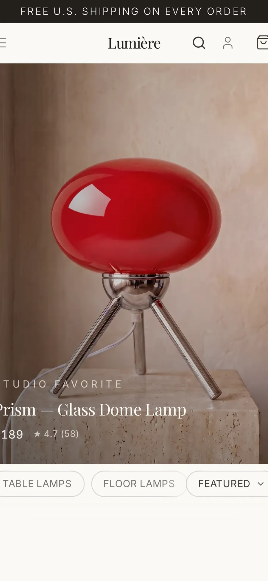 מנורת Prism האדומה בחנות Lumière בתצוגת טלפון